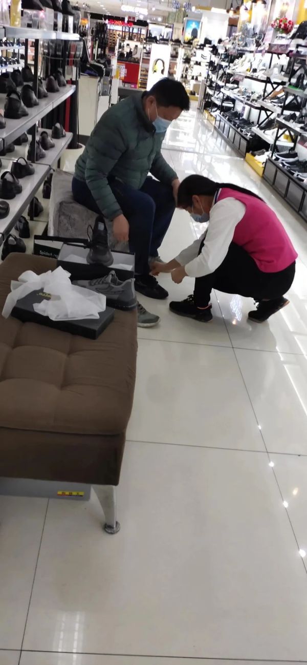 【新時代商廈寶龍店】企業(yè)文化踐行者（2）為顧客解決實(shí)際問題