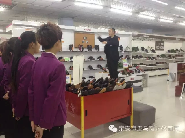 新時(shí)代商廈五馬店利用歡樂(lè)周五進(jìn)行士氣展示比賽！